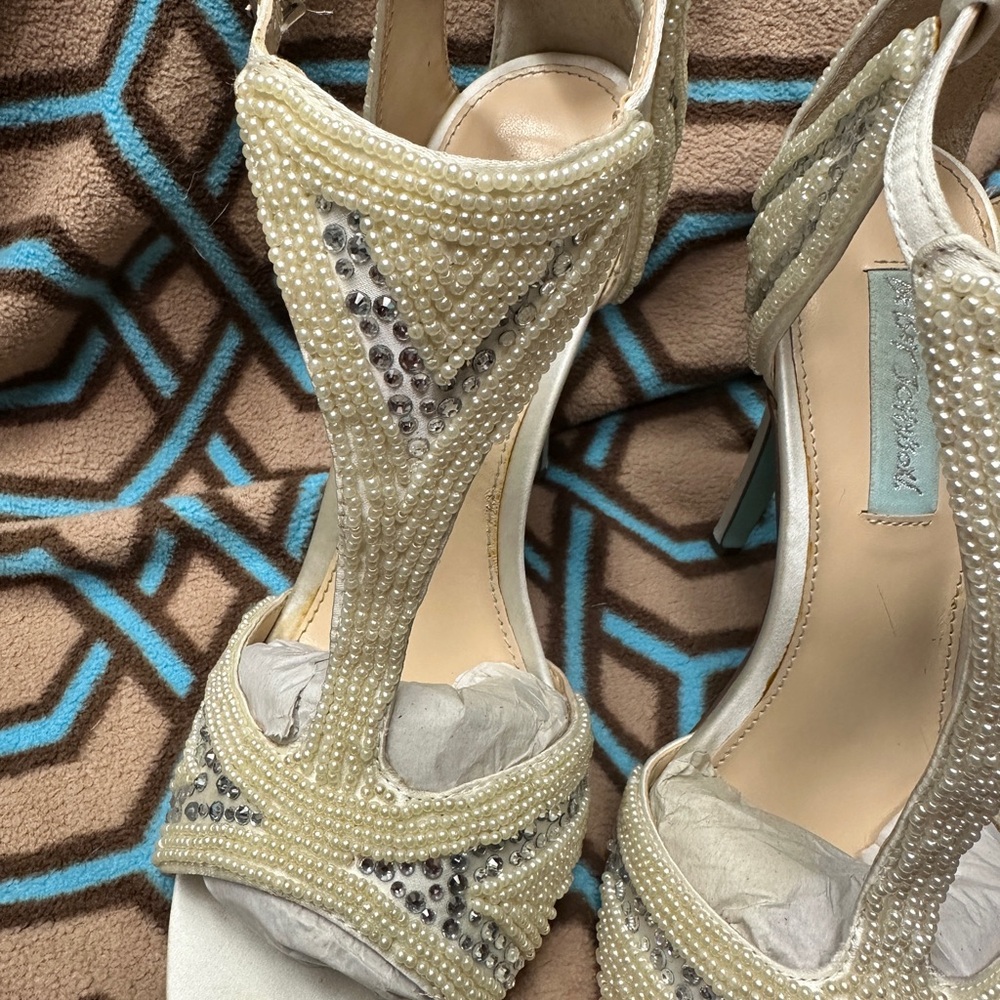 Betsey Johnson Blue bottom Women's
Sb-Ido Dress Sandal wedding heels ivory - Picture 3 of 7